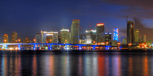 Imagen del Skyline de Miami durante la noche